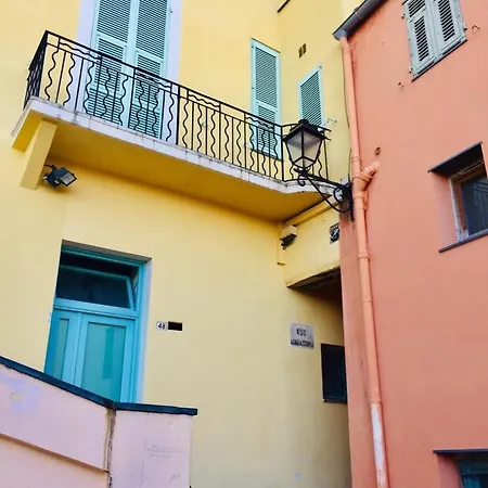 Old Town, 2 Bedrooms, 1 Living Room, Mezzanine With Bed * Ментона