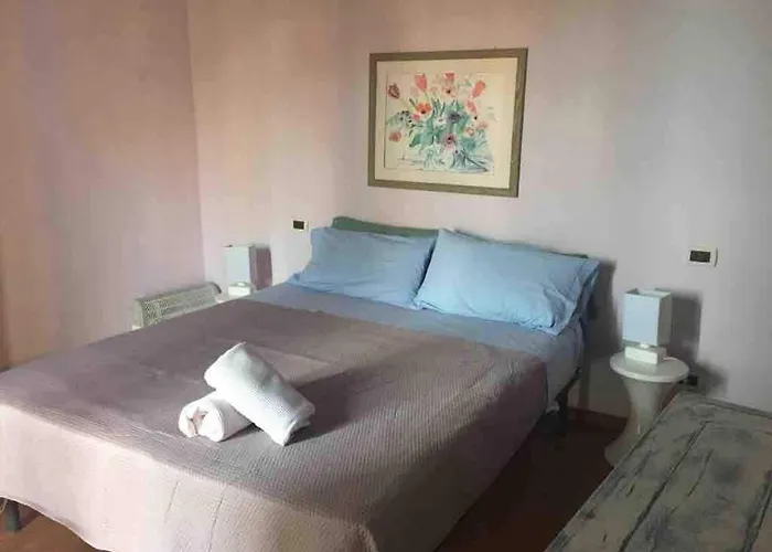 Old Town, 2 Bedrooms, 1 Living Room, Mezzanine With Bed مينتون